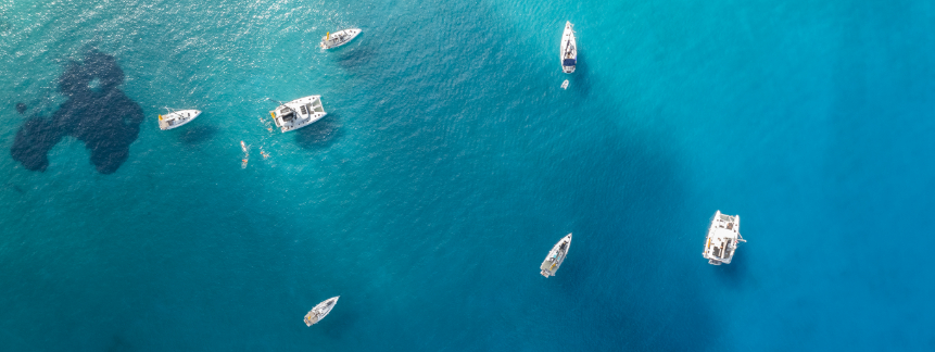 yacht-a-vela-vicino-alla-costa-rocciosa-in-turchia-vacanza-di-lusso-in-mare.jpg